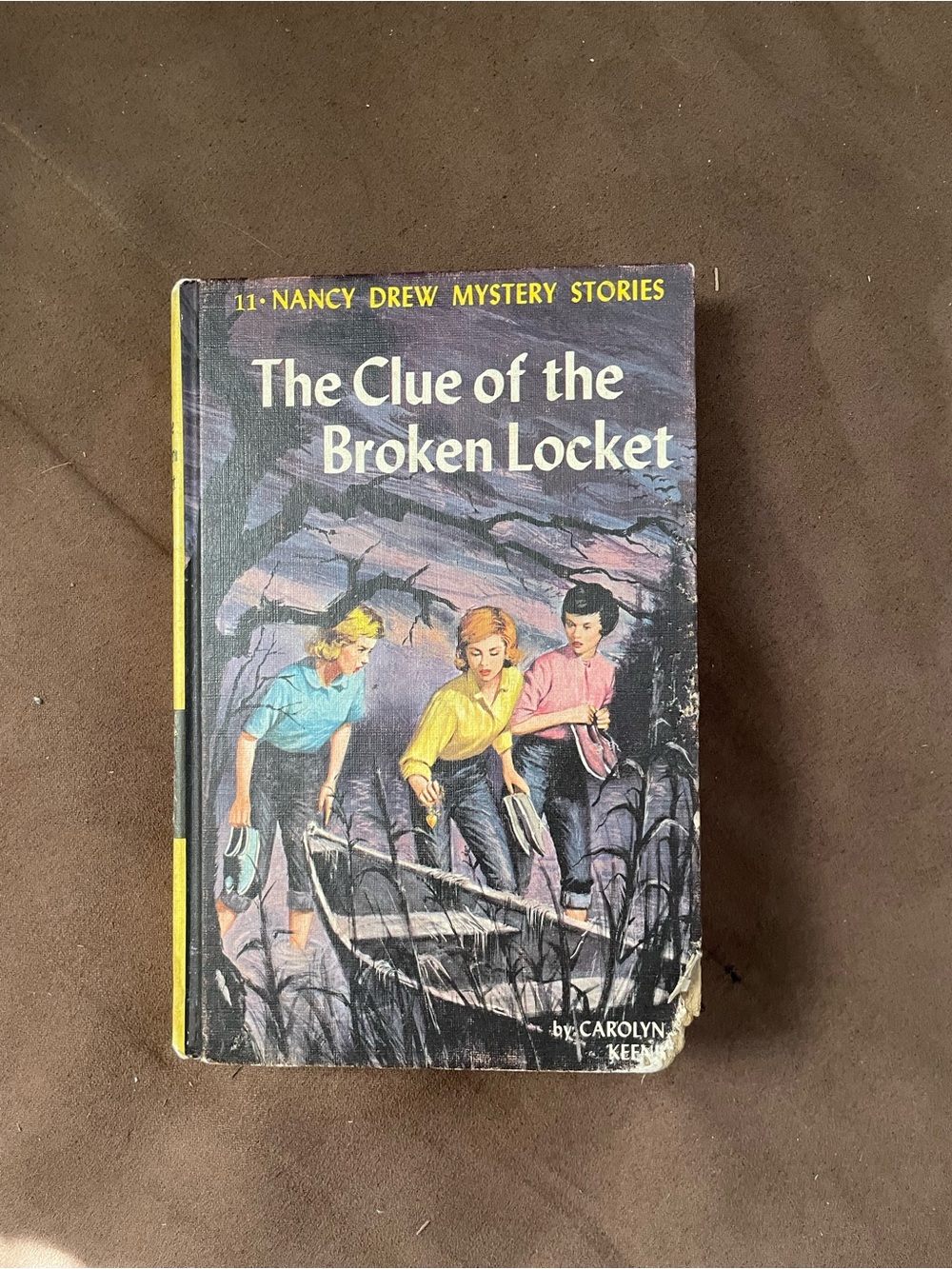The Clue of the Broken Locket - Yellow/Multicolor Hardcover